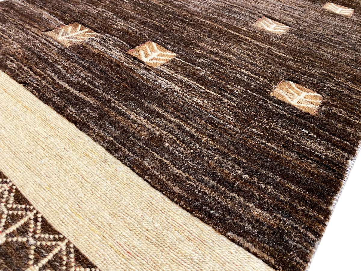 Kelim-Teppich Detail: strukturierte Fläche mit schmalen Streifen und beiger Mittelzone