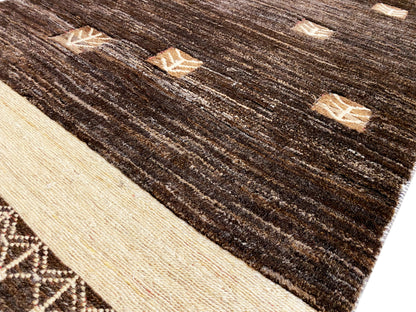 Kelim-Teppich Detail: strukturierte Fläche mit schmalen Streifen und beiger Mittelzone