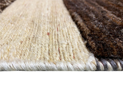 Kelim-Teppich-Ecke im Detail: beige und dunkelbraune Fasern, sichtbare Florstruktur