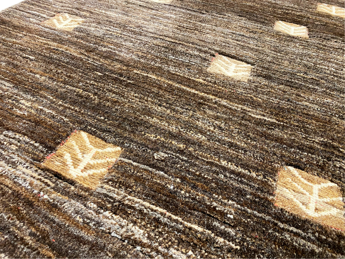 Kelim-Teppich Detailansicht: feine Textur, mehrere schmale Streifen und beige Muster