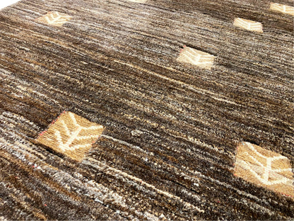 Kelim-Teppich Detailansicht: feine Textur, mehrere schmale Streifen und beige Muster