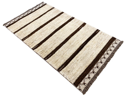 Kelim-Teppich diagonal: beige mit breiten braunen Streifen und Fransen an den Kanten
