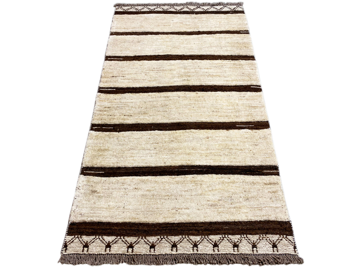 Kelim-Teppich gerade Ansicht: beige Fläche mit mehreren braunen horizontalen Linien