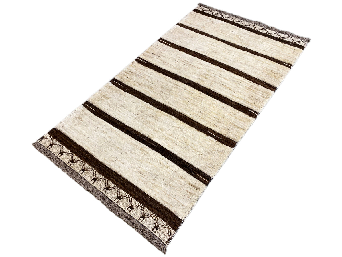 Kelim-Teppich schräg ausgebreitet, beige mit dunklen Querstreifen und umlaufender Bordüre