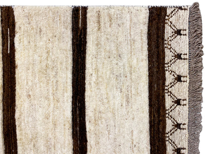 Nahansicht Kelim: beige Streifen, dunkelbraune Kanten, gewebtes Zickzack-Bordürchen