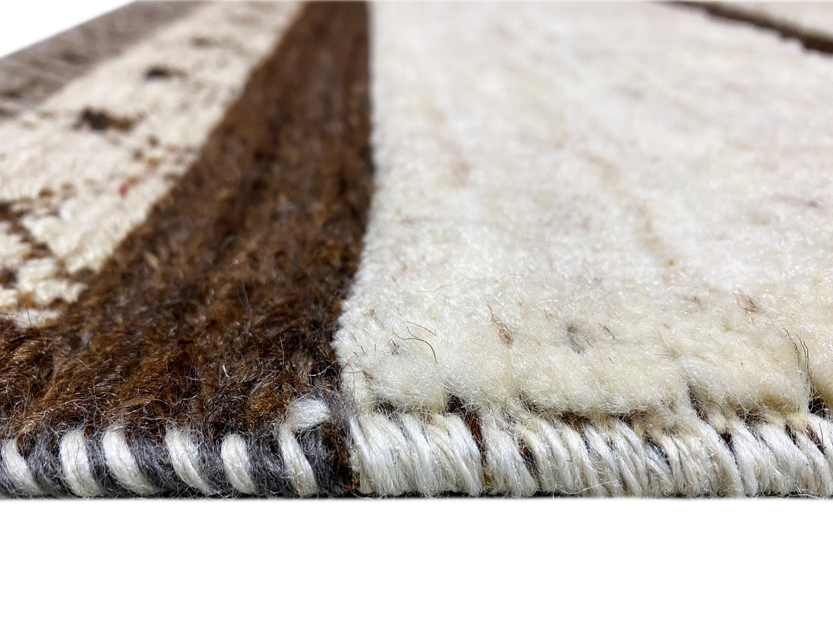 Kelim-Teppich Kantenansicht: beige Flor mit dunkelbraunem Rand und Webnaht