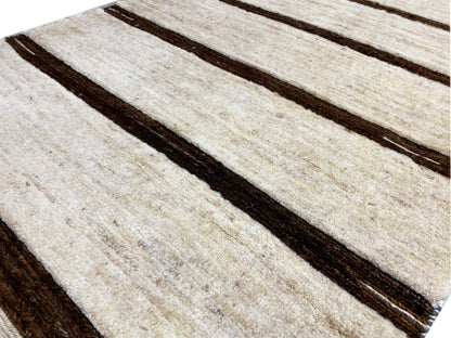 Detail Kelim: beige Streifen mit kräftigen braunen Querbändern, feine Textur