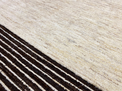 Teppichdetail mit beigem Grund und diagonalen Reihen schwarzer Streifen