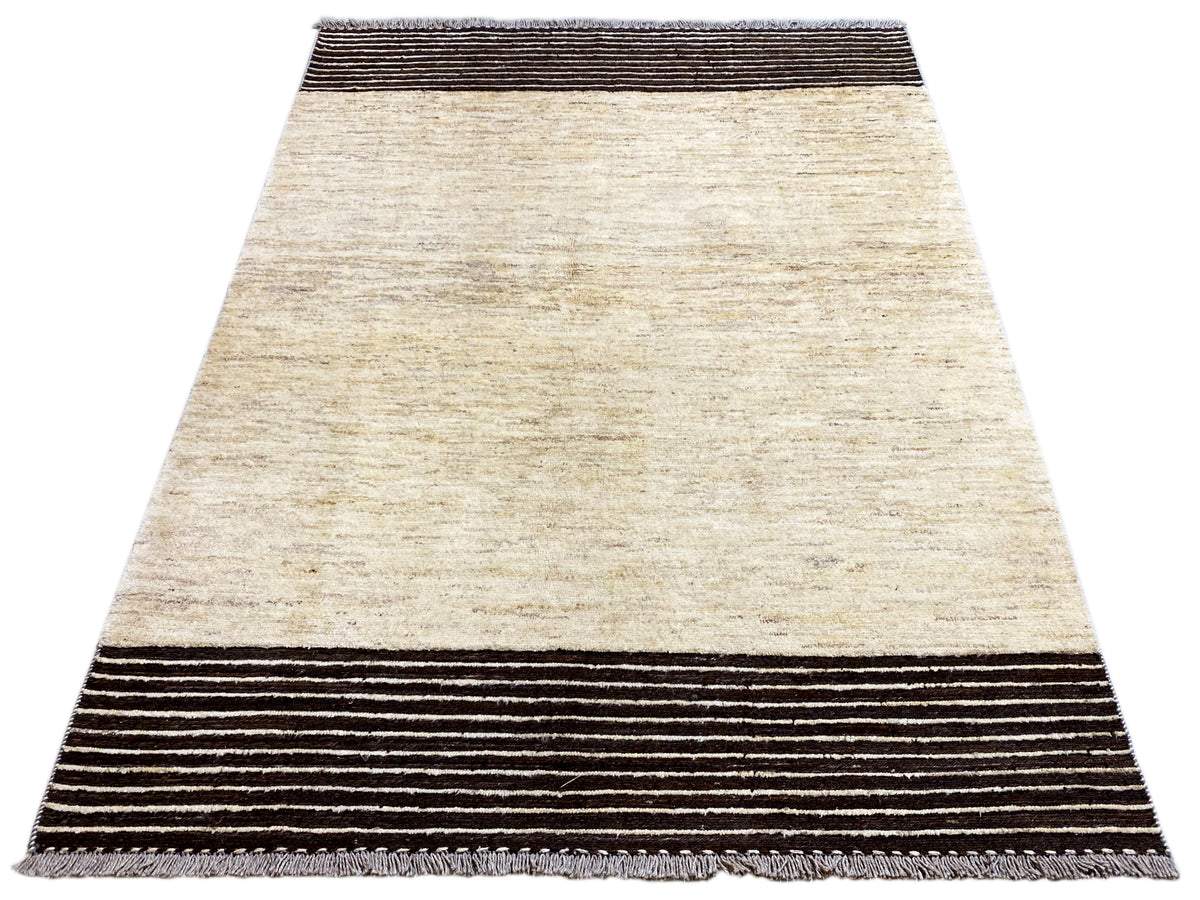 Dreieckiger Blick: beiger Kelim Teppich mit breitem schwarzen Streifen oben und unten