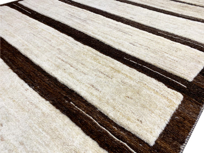 Nahaufnahme des Kelim: helle Flächen mit dunkelbraunen Streifen und feinem Flor