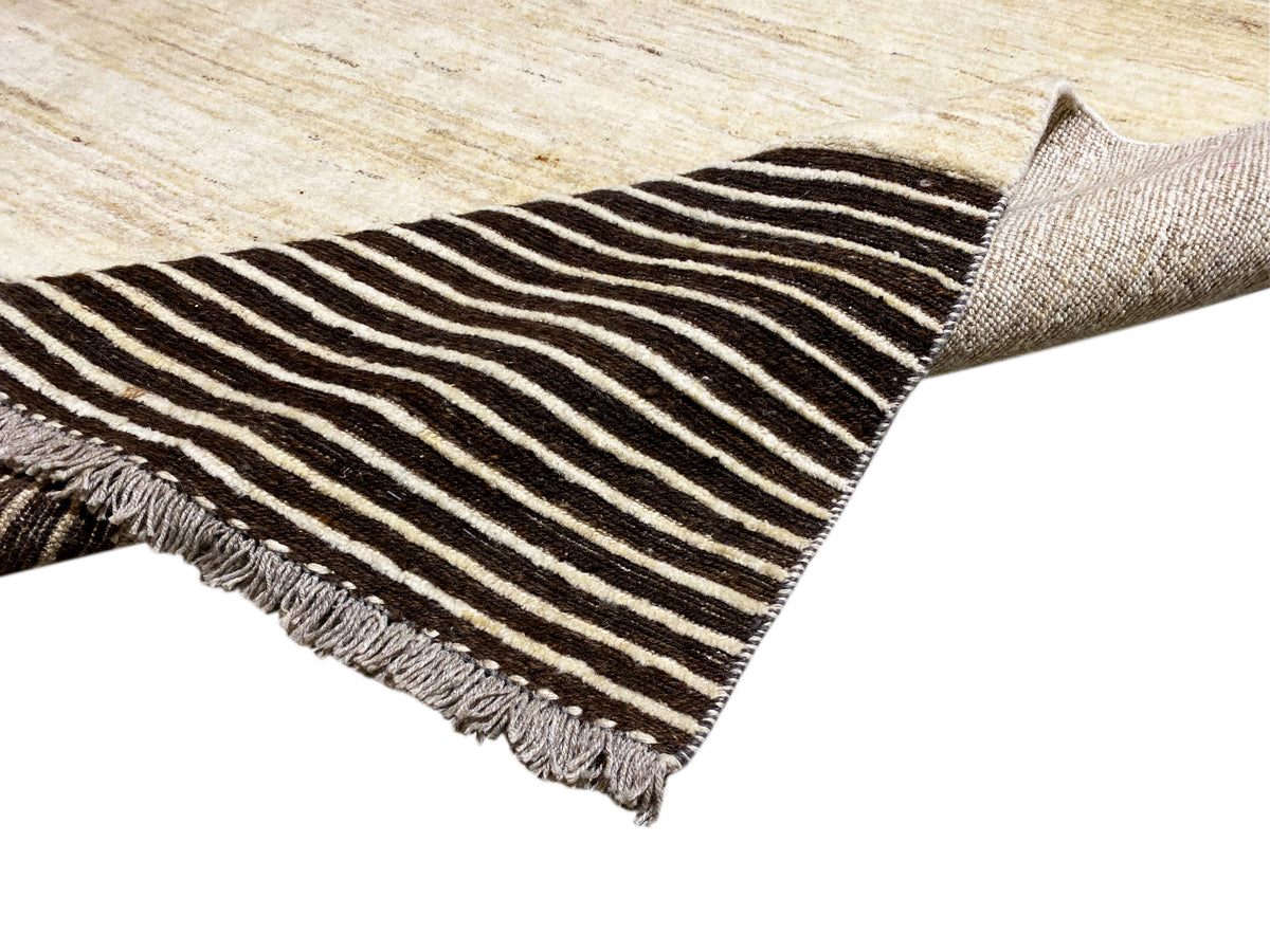 Kelim-Teppich mit diagonaler Streifen-Bordüre und Fransen am Rand, helle Fläche
