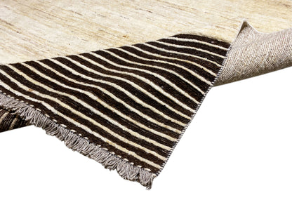 Kelim-Teppich mit diagonaler Streifen-Bordüre und Fransen am Rand, helle Fläche