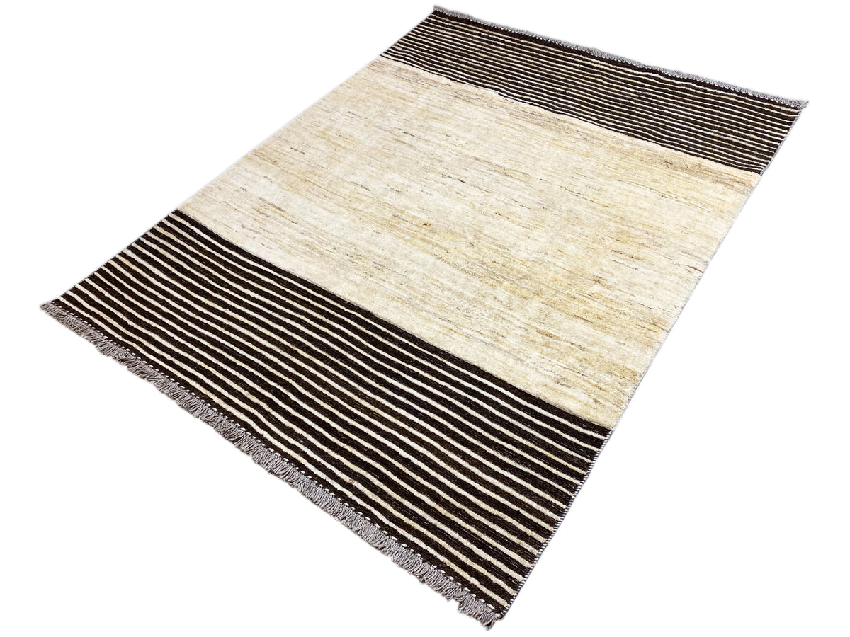 Kelim-Teppich von der Seite: beige Hauptfläche, schwarze Streifen, Fransen