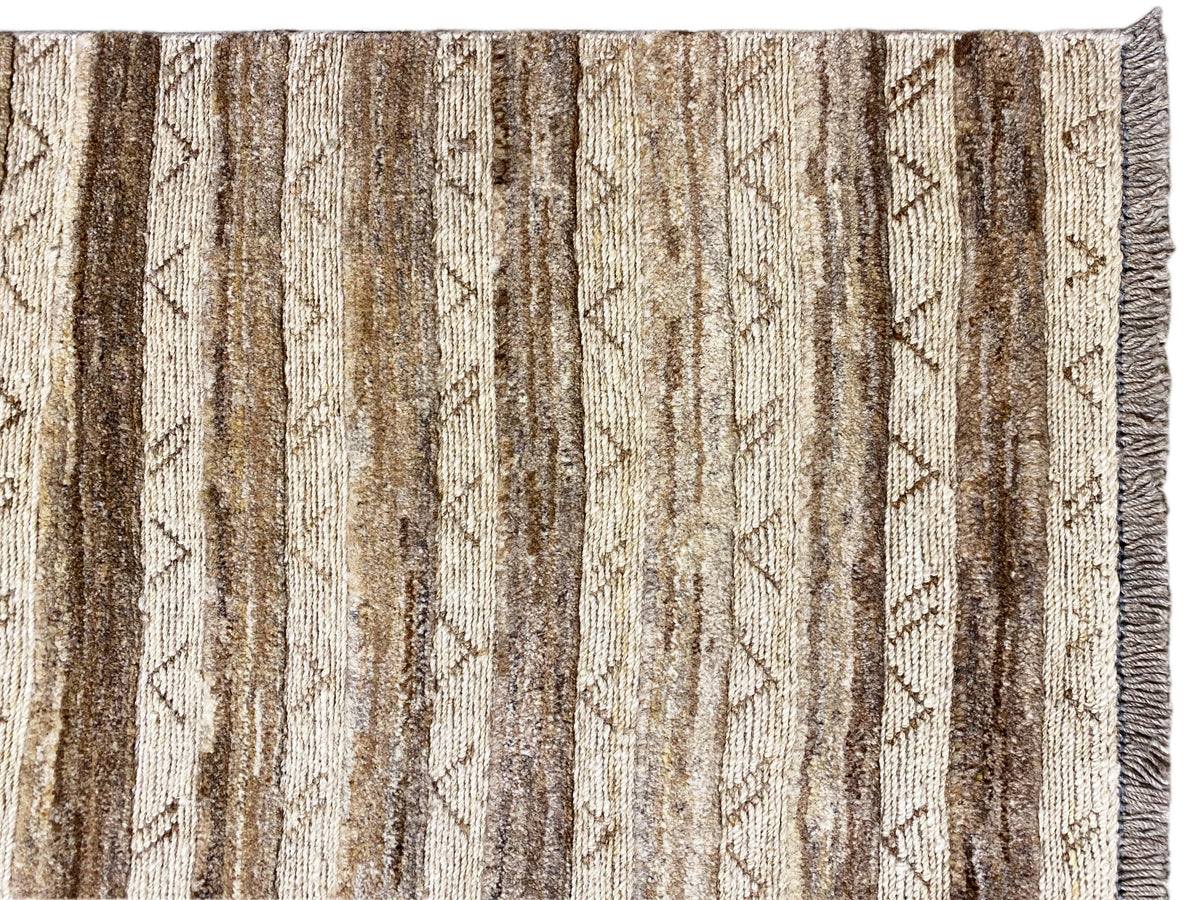 Kelim-Gabbeh-Teppich Detail: vertikale Streifenmuster in Beige und Braun, mit Fransen