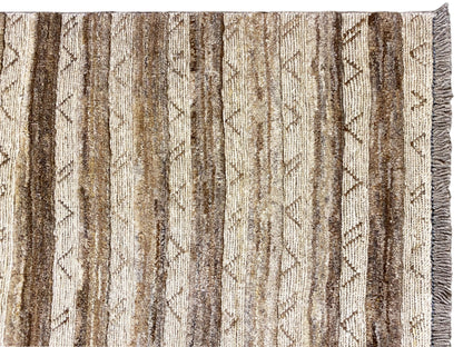 Kelim-Gabbeh-Teppich Detail: vertikale Streifenmuster in Beige und Braun, mit Fransen