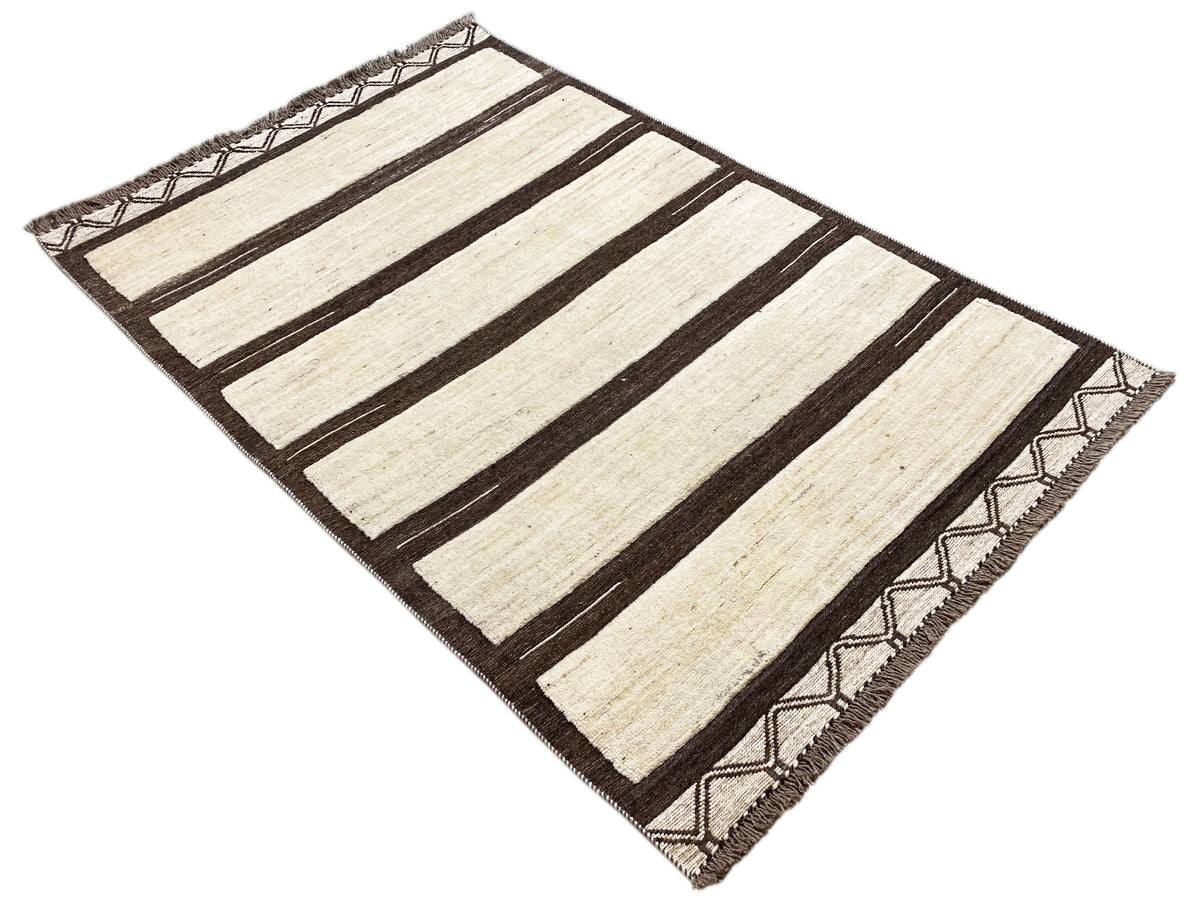 Kelim Gabbeh Teppich mit diagonaler Ansicht: horizontale Streifen in Creme und Dunkelbraun