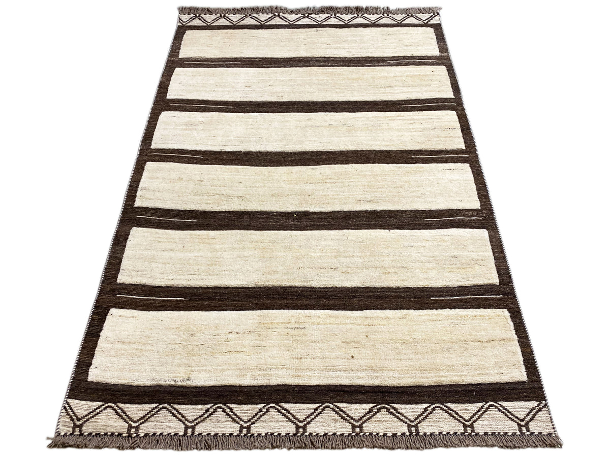 Kelim Gabbeh Teppich im Hochformat mit breiten horizontalen Streifen in Creme und Braun