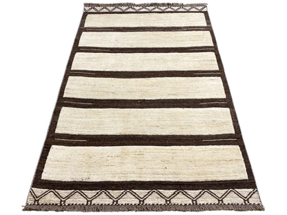Kelim Gabbeh Teppich im Hochformat mit breiten horizontalen Streifen in Creme und Braun