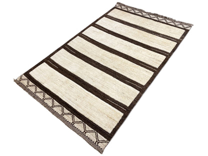 Kelim Gabbeh Teppich mit schrägem Motiv: breite Streifen in Creme und Dunkelbraun