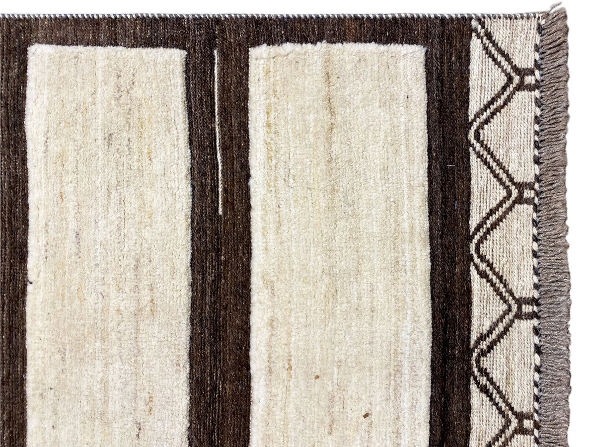 Detail vom Kelim Gabbeh Teppich: vertikale Streifen in Creme, umrandet mit dunkler Kante