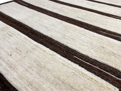 Nahaufnahme der Streifen: Kelim Gabbeh Teppich mit Cremeflächen und dunklen Braunstreifen