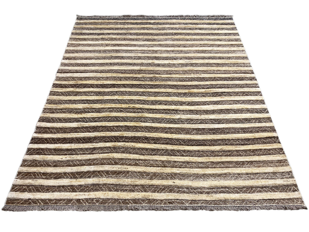 Kelim-Gabbeh-Teppich mit feinen horizontalen Streifen in Dunkelbraun, Beige und Gelb