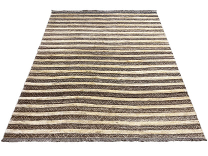 Kelim-Gabbeh-Teppich mit feinen horizontalen Streifen in Dunkelbraun, Beige und Gelb