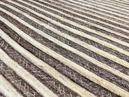 Kelim-Gabbeh-Teppich, Nahaufnahme der horizontalen Streifen in Dunkelbraun und Beige