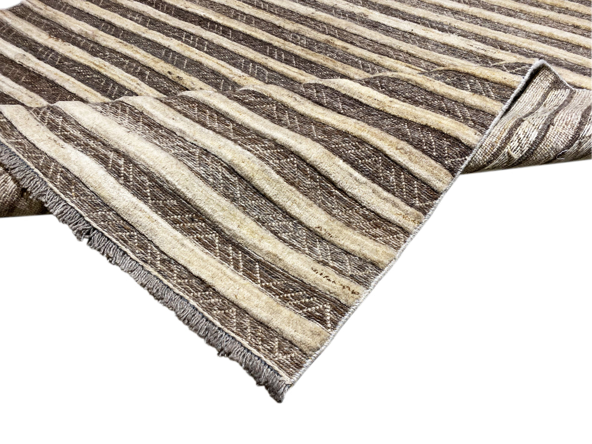 Kelim-Gabbeh-Teppich-Ecke mit Fransen und gestreiftem Muster in Dunkelbraun, Beige und Gelb