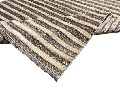Kelim-Gabbeh-Teppich-Ecke mit Fransen und gestreiftem Muster in Dunkelbraun, Beige und Gelb
