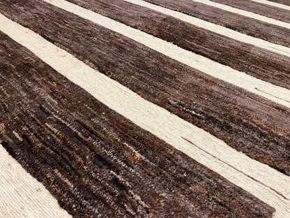 Nahaufnahme Kelim Gabbeh Teppich: feine Streifenstruktur in Dunkelbraun und Beige
