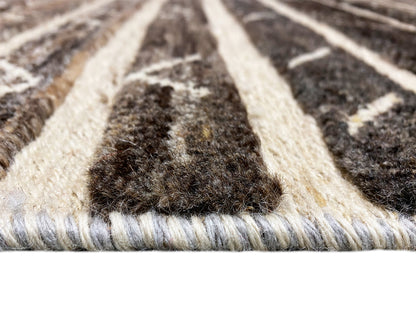 Detail Kelim Gabbeh: gewebte Textur mit beigen Zickzackdreiecken und dunklen Bereichen