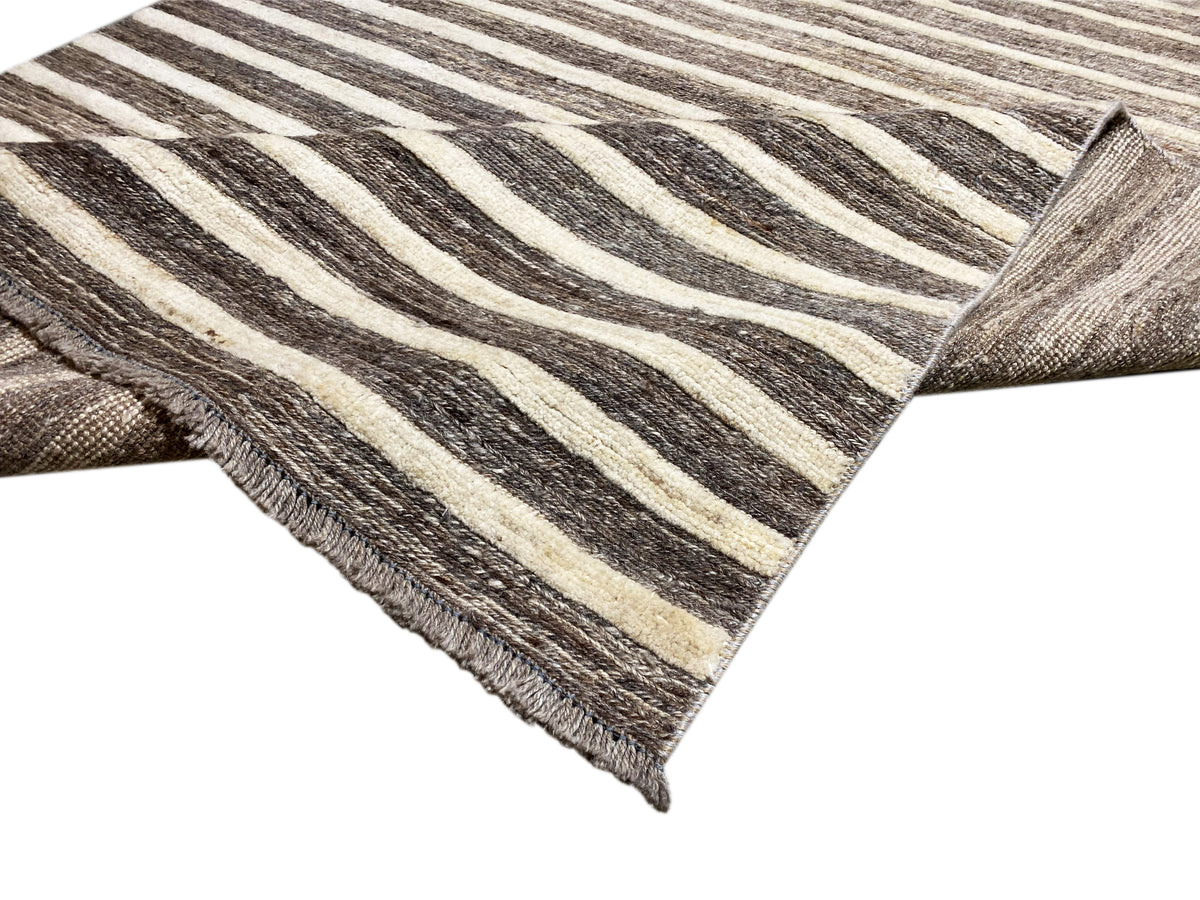 Kelim-Teppich Ecke mit Fransen, gestreiftes Muster in Beige und Dunkelgrau