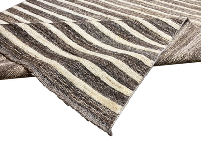 Kelim-Teppich Ecke mit Fransen, gestreiftes Muster in Beige und Dunkelgrau