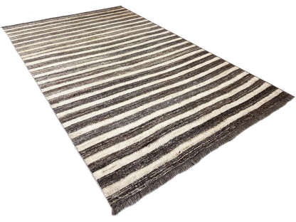 Gestreifter Kelim-Teppich mit Fransen, schräg ausgebreitet, beige, grau, braun