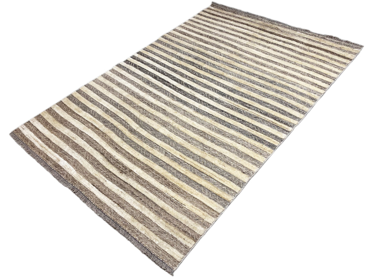 Kelim Teppich ausgebreitet: gleichmäßige Streifen in Beige, Grau und Dunkelbraun
