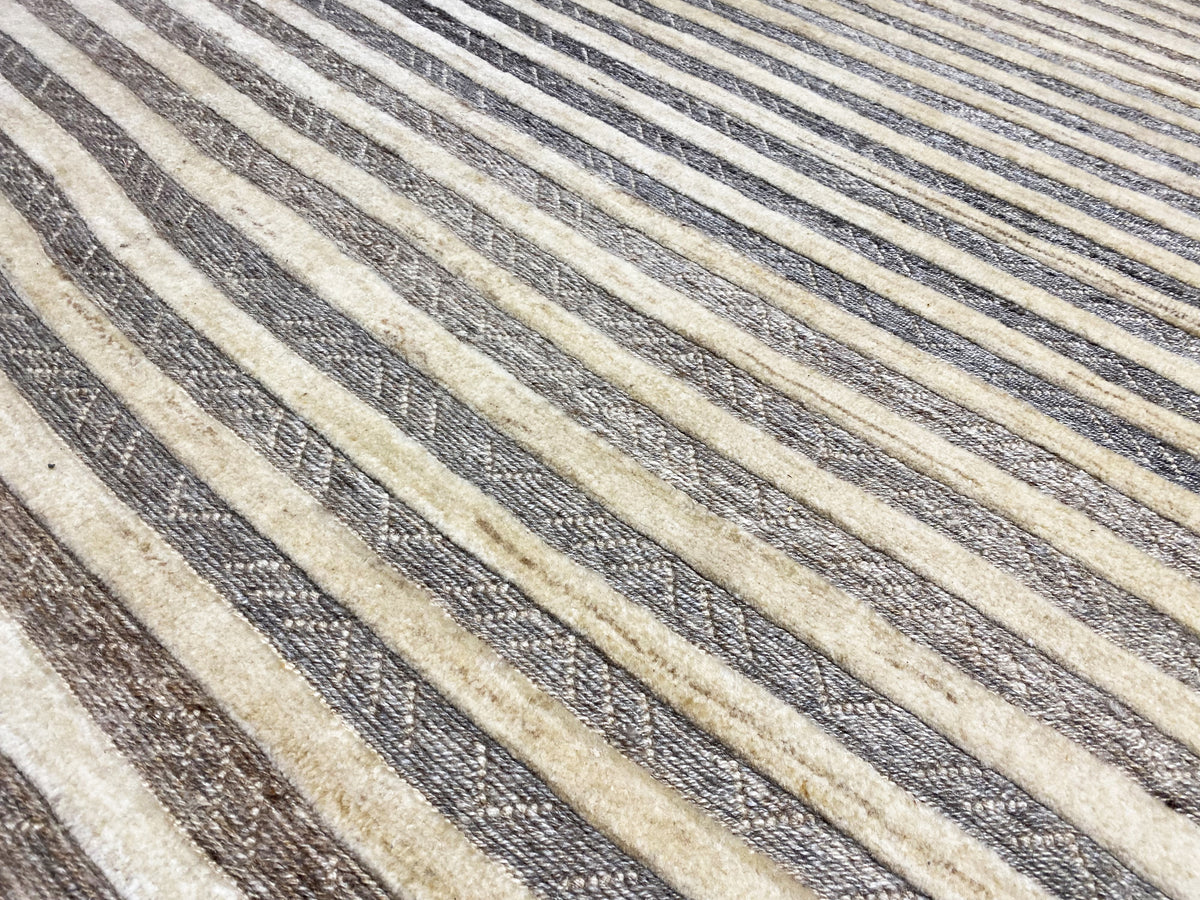 Teppichoberfläche im Detail: feine Streifenoptik in Creme, Hellgrau und Dunkelgrau