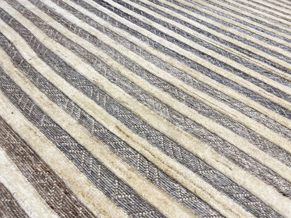 Teppichoberfläche im Detail: feine Streifenoptik in Creme, Hellgrau und Dunkelgrau