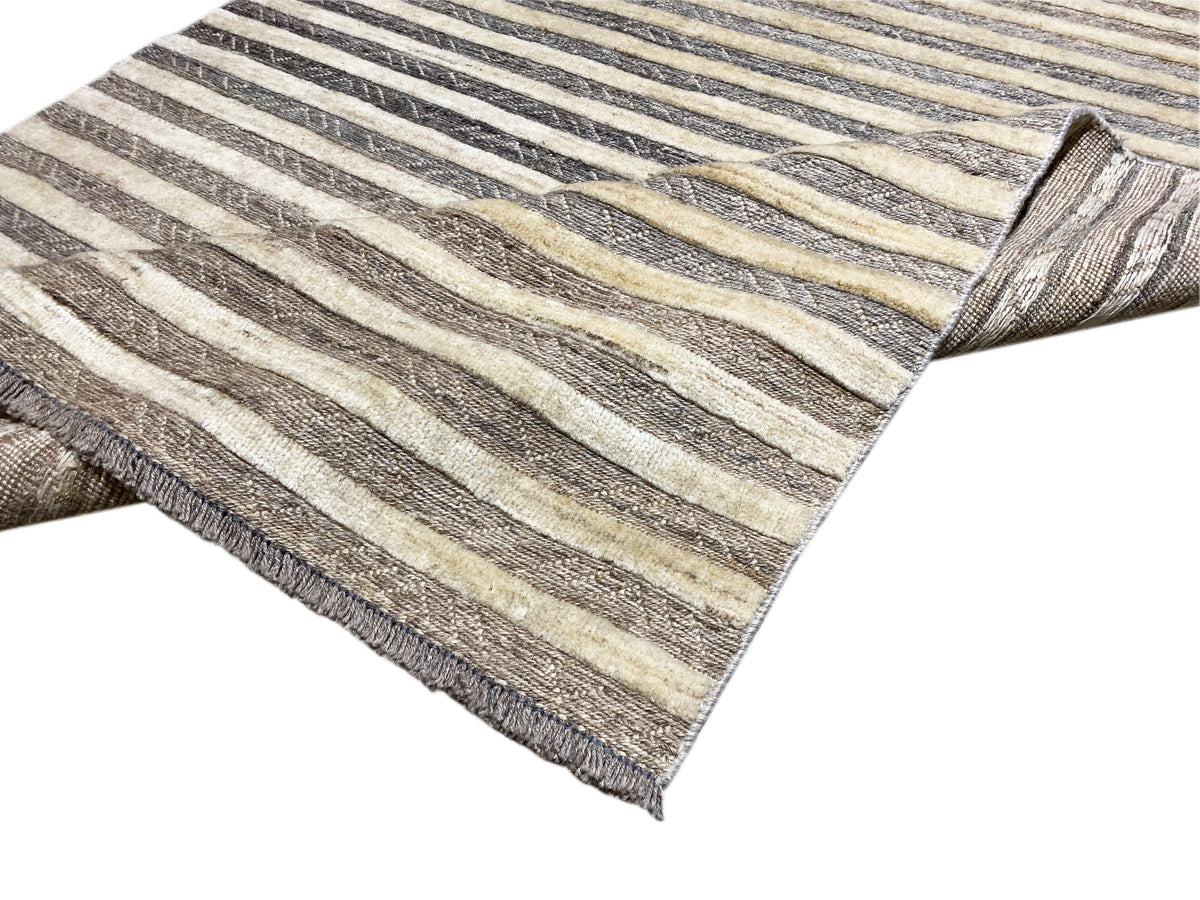 Ecke vom Kelim Teppich mit Fransen, gestreiftes Muster in Beige und Grau