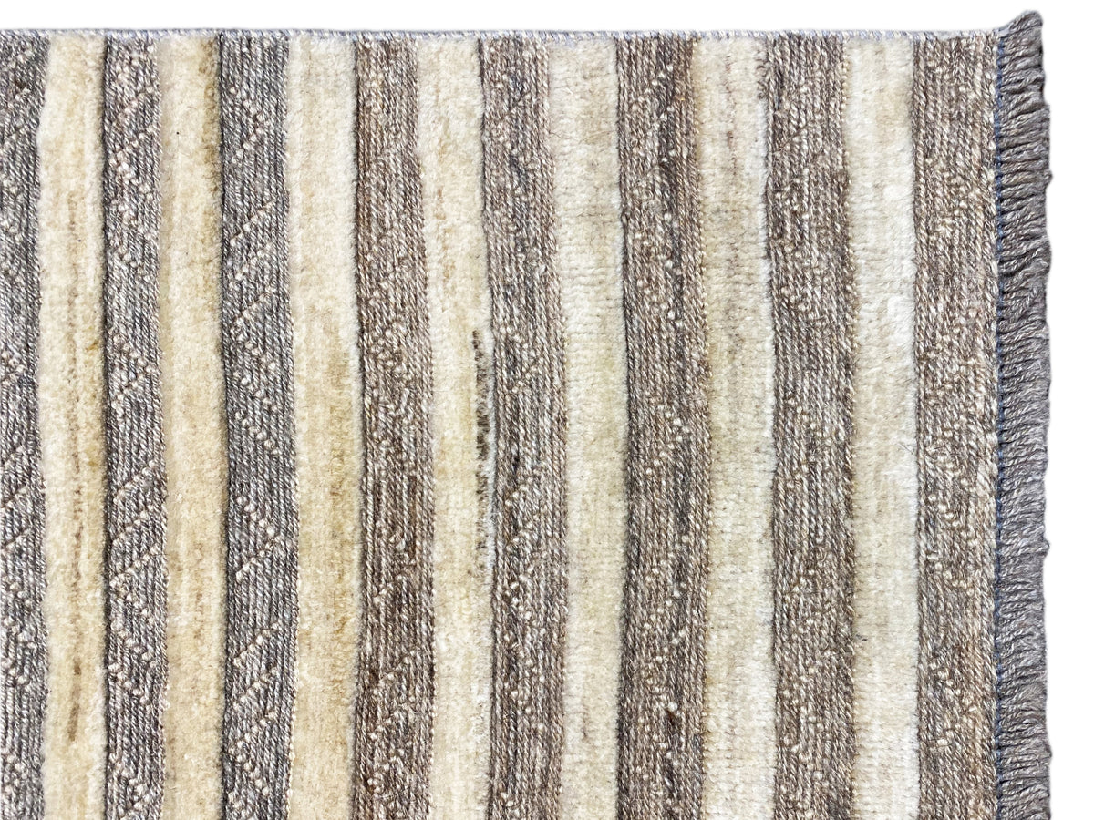 Kelim Teppich Detailansicht: vertikale und diagonale Streifen in Beige und Grau