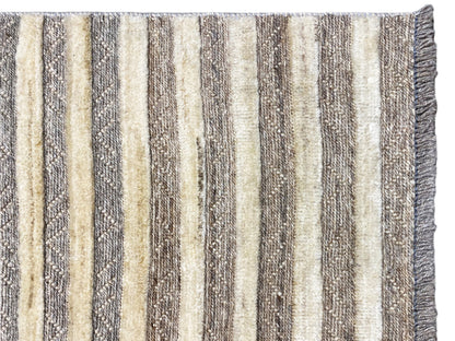 Kelim Teppich Detailansicht: vertikale und diagonale Streifen in Beige und Grau