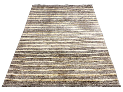 Kelim-Teppich im Großformat mit horizontalen Linien in Grau, Beige und Gelb, gesäumt