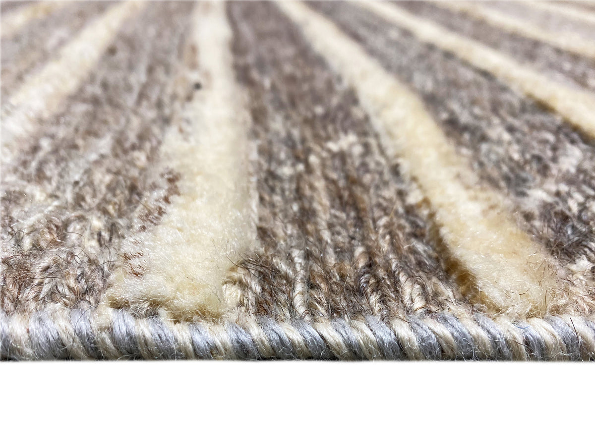 Nahaufnahme Flor: helle Beige- und dunkle Graufäden mit gleichmäßigem, gesäumtem Rand