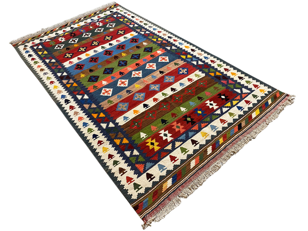 Kelim-Teppich 228×128 cm schräg von oben, bunte Geometrie, Fransen am Rand