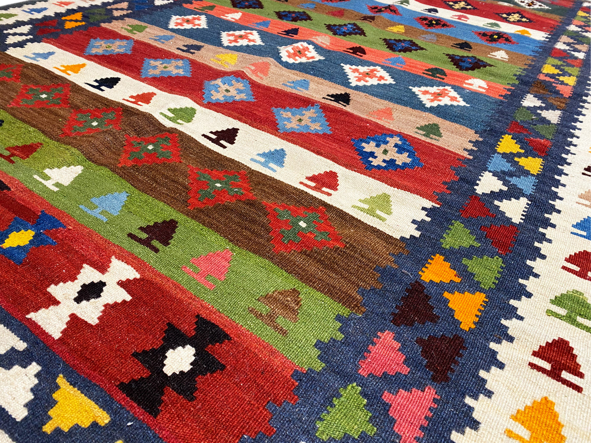 Kelim-Teppich Nahansicht: mehrfarbige Quadrate und Linien, fein gewebte Oberfläche