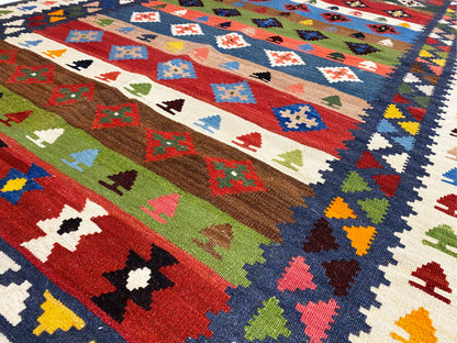 Kelim-Teppich Nahansicht: mehrfarbige Quadrate und Linien, fein gewebte Oberfläche