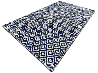 Kelim-Teppich mit geometrischem Diamantmuster in Blau und Weiß, 60x90 cm