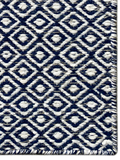 Kelim-Teppich Nahaufnahme: blau-weißes Diamantmuster mit Flor und Fransen