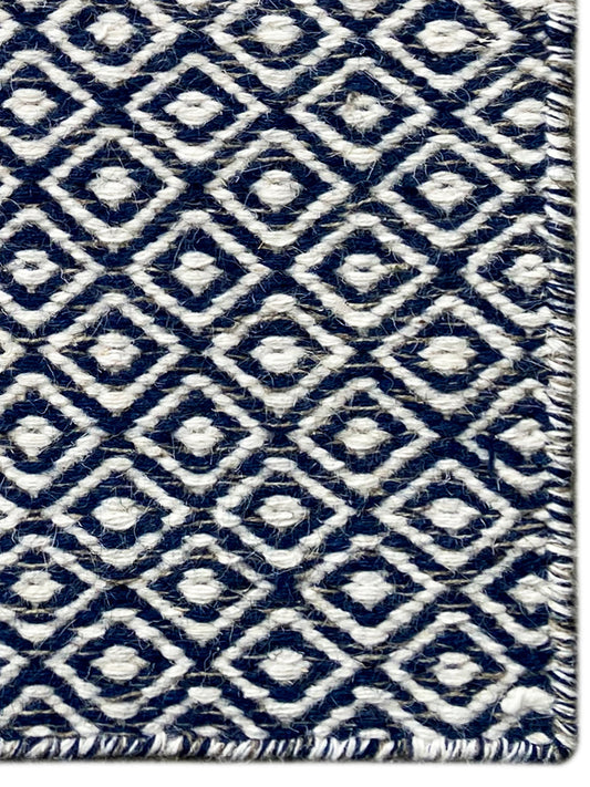 Kelim-Teppich Nahaufnahme: blau-weißes Diamantmuster mit Flor und Fransen