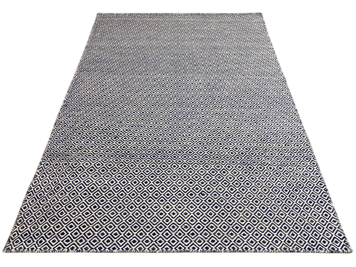 Kelim-Teppich mit Rauten-Diamond-Muster und umlaufender Bordüre, Blau/Weiß